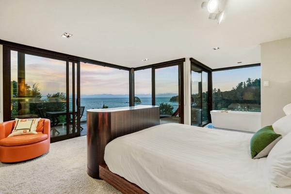 Lodge by the beach